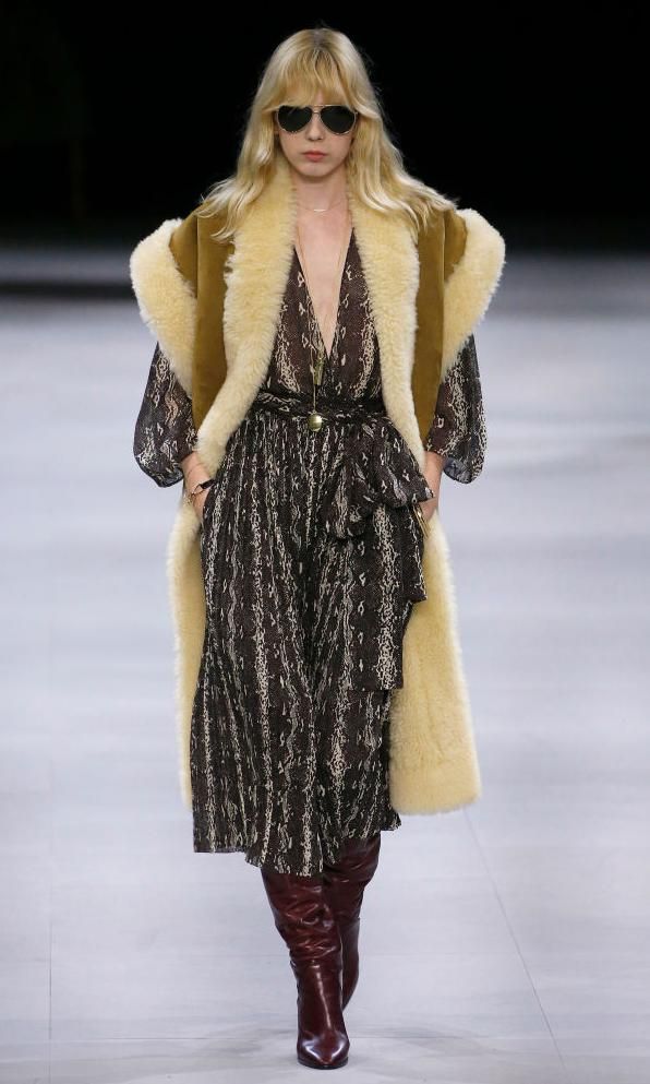 Look de pasarela de Celine con vest de shearling estilo retro