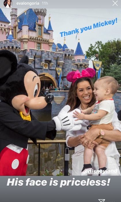 Eva Longoria con Santiago su hijo y Mickey Mouse