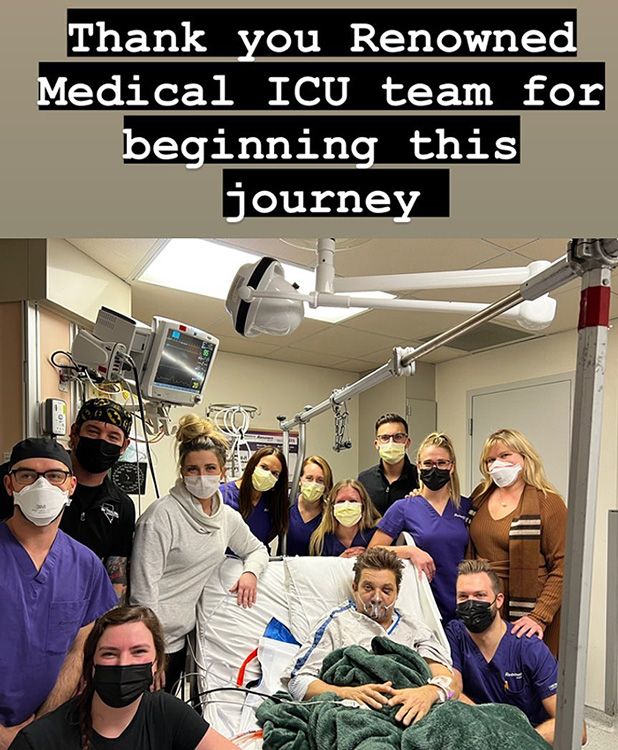 Jeremy Renner junto al equipo médico de la UCI 