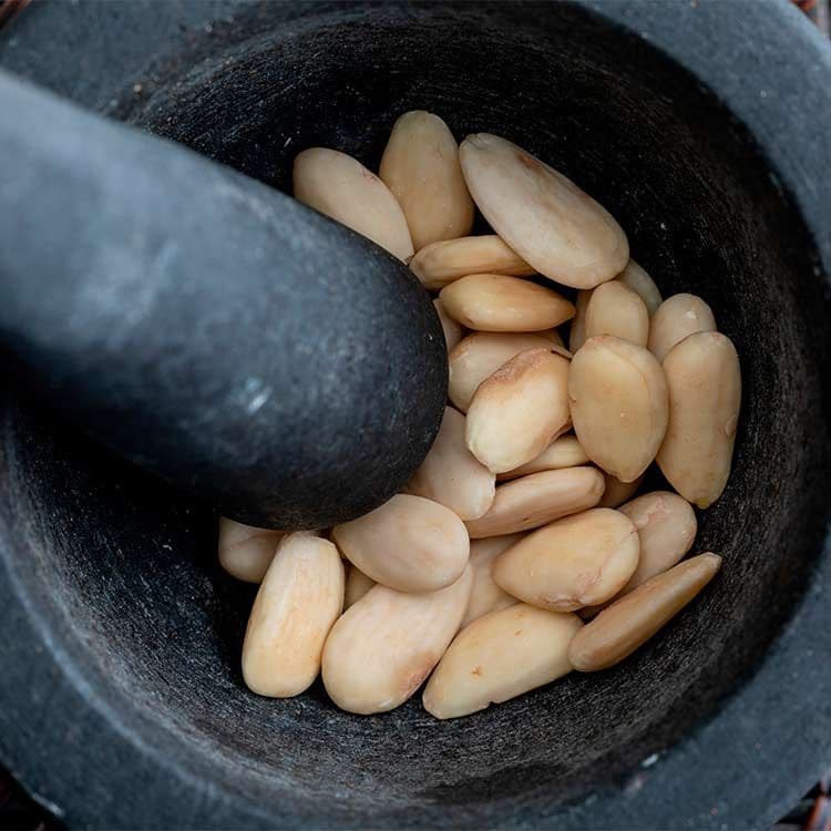 Mortero con almendras