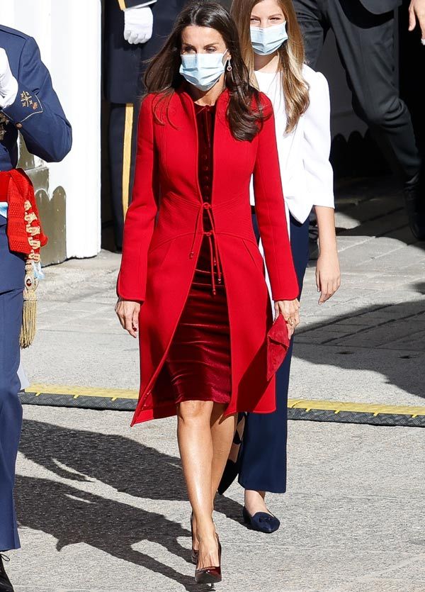 Doña Letizia vestida de rojo