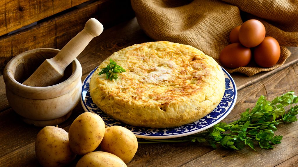 Hay que huir de esas tortillas cuajadas en exceso que parecen adoquines, por eso hay que calcular la proporción de huevo y patata y el tiempo de cocinado de la tortilla.