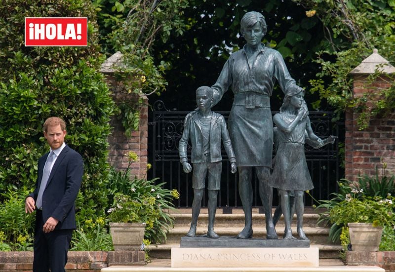 El príncipe Harry ante la estatua de su madre en el Palacio de Kensington