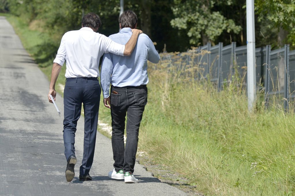 Anthony y Alain Fabien Delon en el funeral de su padre Alain Delon 