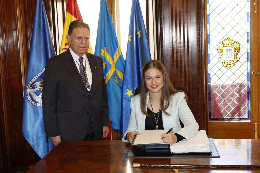 La princesa Leonor firma en el libro de honor del Ayuntamiento de Oviedo 