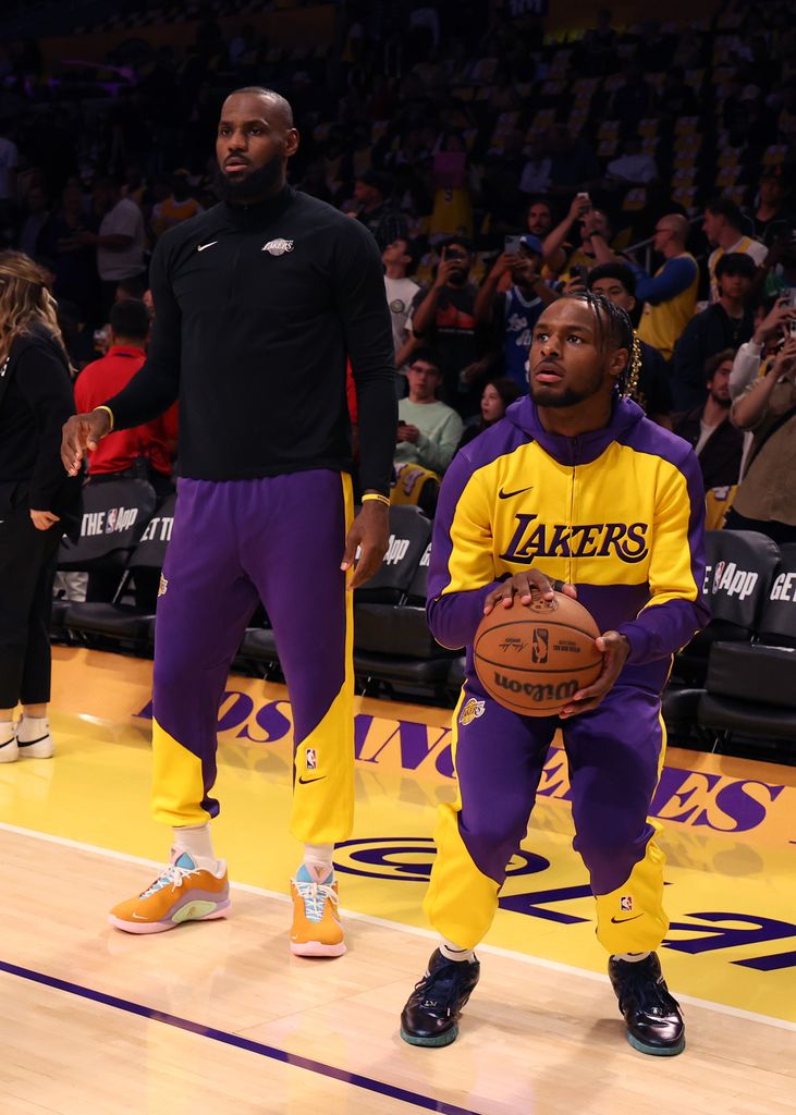 LeBron James y su primogénito Bronny hacen historia al ser el primer dúo padre-hijo en compartir cancha en la NBA