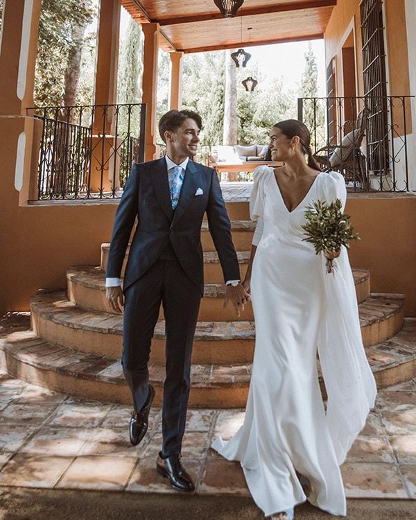 Vestido de novia con capa