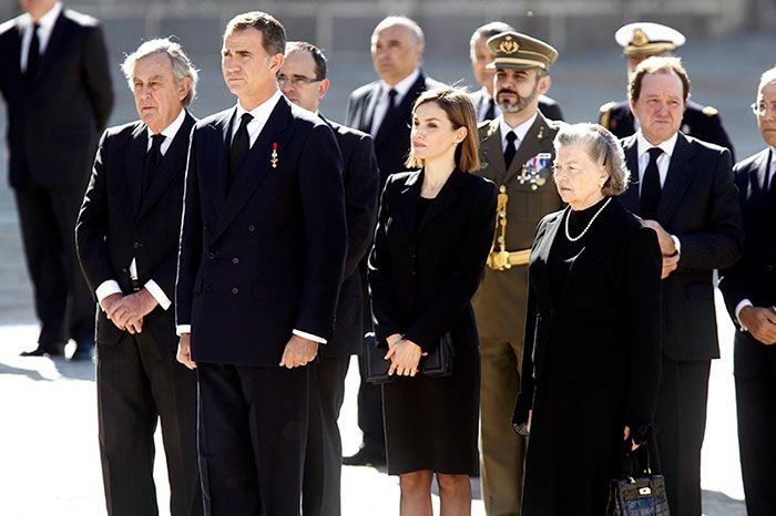 Felipe VI y Letizia junto a la viuda del infante don Carlos, Ana de Orleans