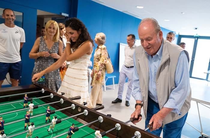 ¿Quién habrá ganado? La divertida partida al futbolín de don Juan Carlos y Mery Perelló