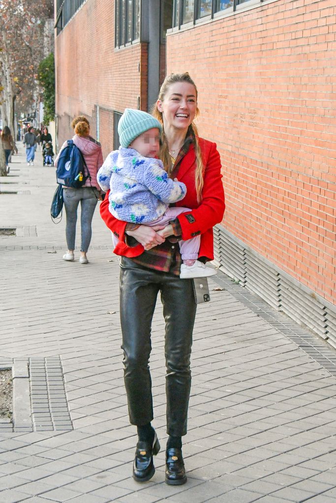 Amber con su hija en una salida por Madrid en febrero de este año.