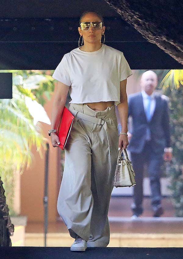 Jennifer Lopez con pantalones anchos de cintura 'paper bag'