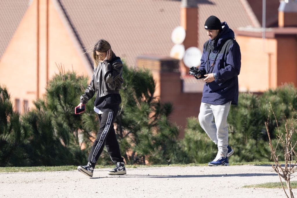 Alejandra Rubio y Carlo Costanzia, el pasado febrero de paseo por un parque de la capital