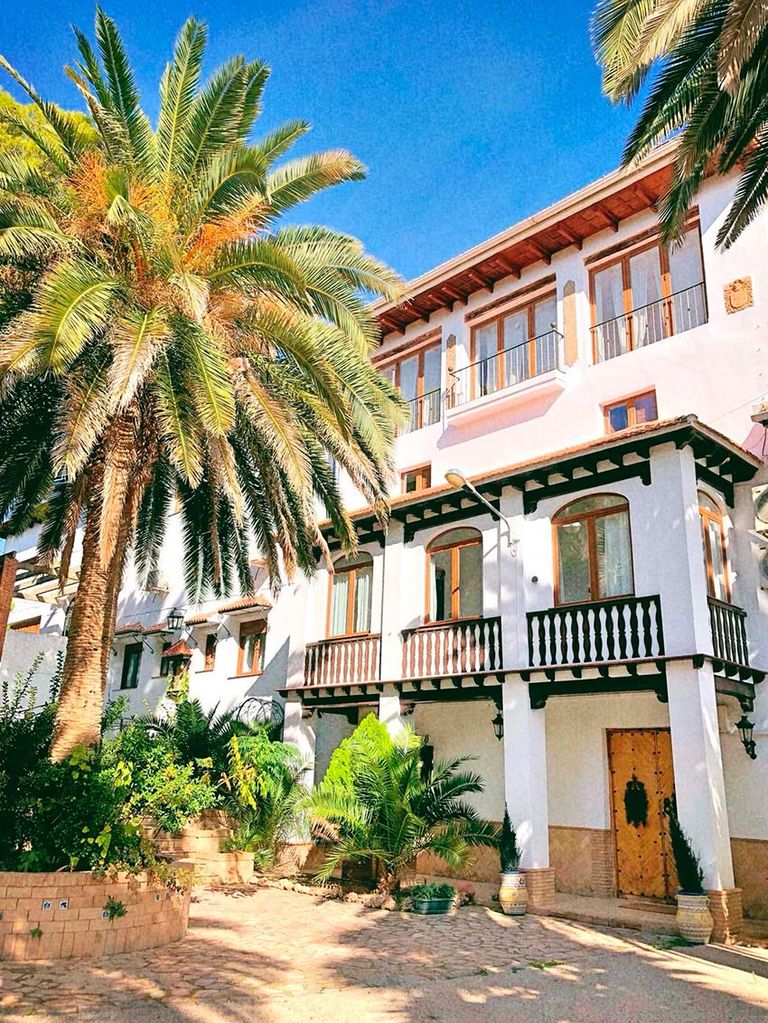 dos olivos fachada de la casa en el patio de las palmeras