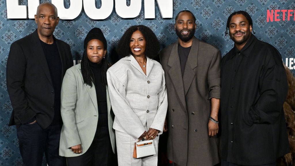 Denzel Washington con su mujer, Pauletta Washington, y sus hijos Katia, John David y Malcolm, en el estreno de 'The Piano Lesson'.