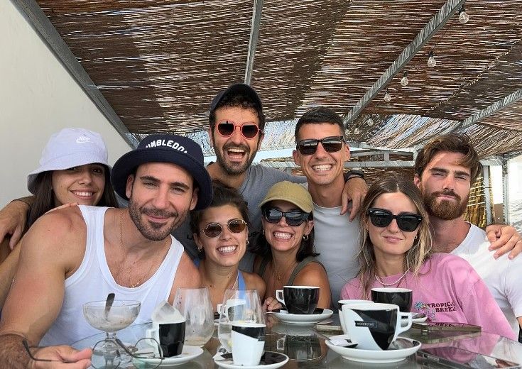 Miguel Ángel Silvestre acompañado por sus amigos