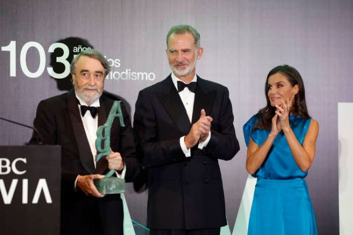 Los Reyes entregando los premios Luca de Tena