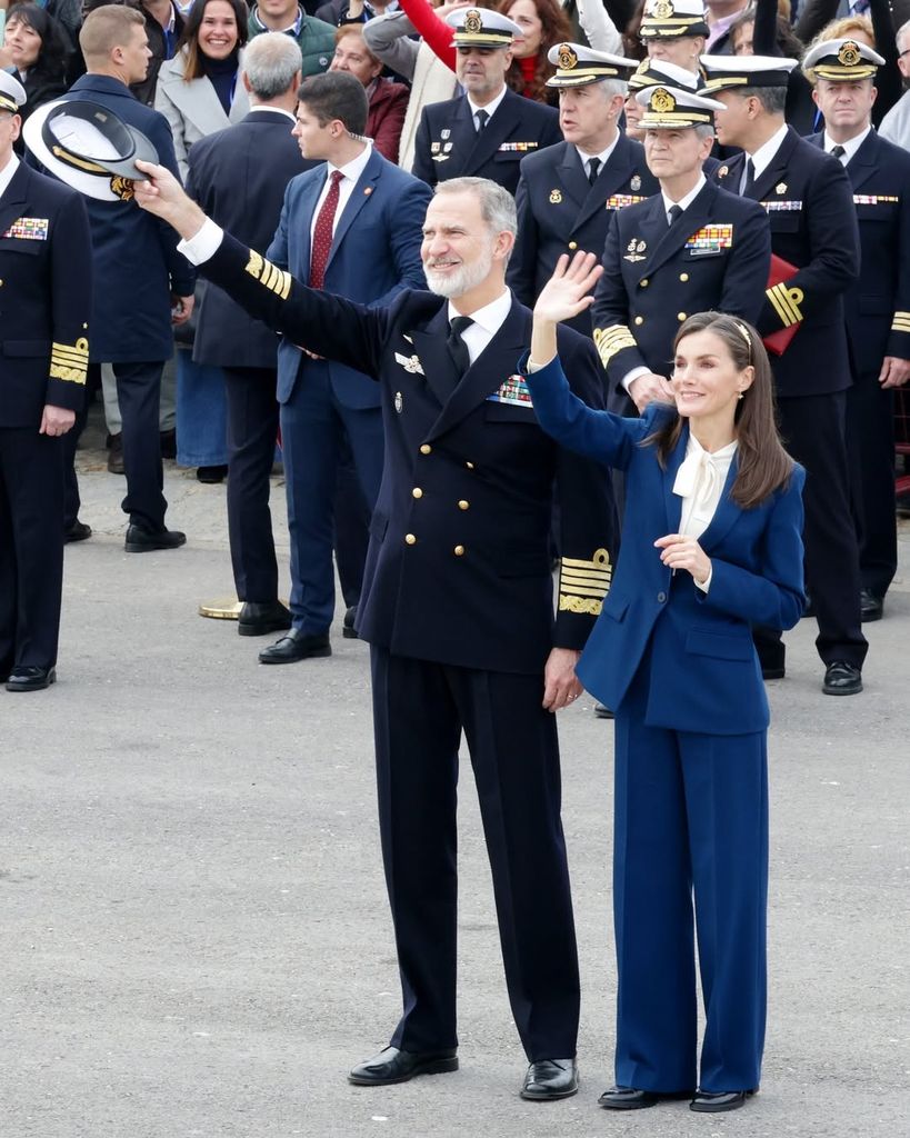 Los reyes y la princesa Leonor en la salida de Elcano