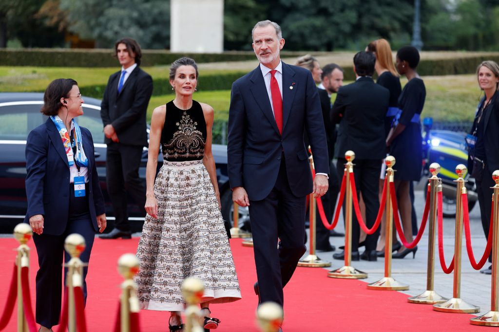 Felipe VI y doña Letizia caminan sobre la alfombra roja rumbo al Museo del Louvre