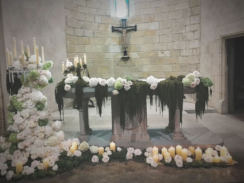 Decoración de altar de boda en iglesia con esculturas flores