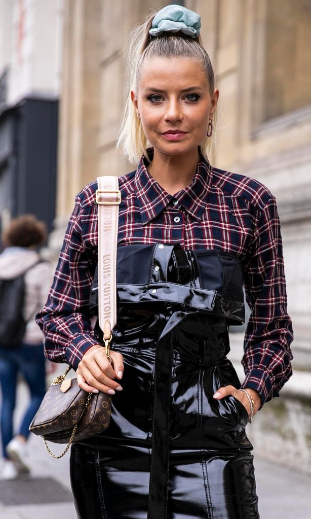 mujer de la street style de paris fashion week womenswear spring summer 2020