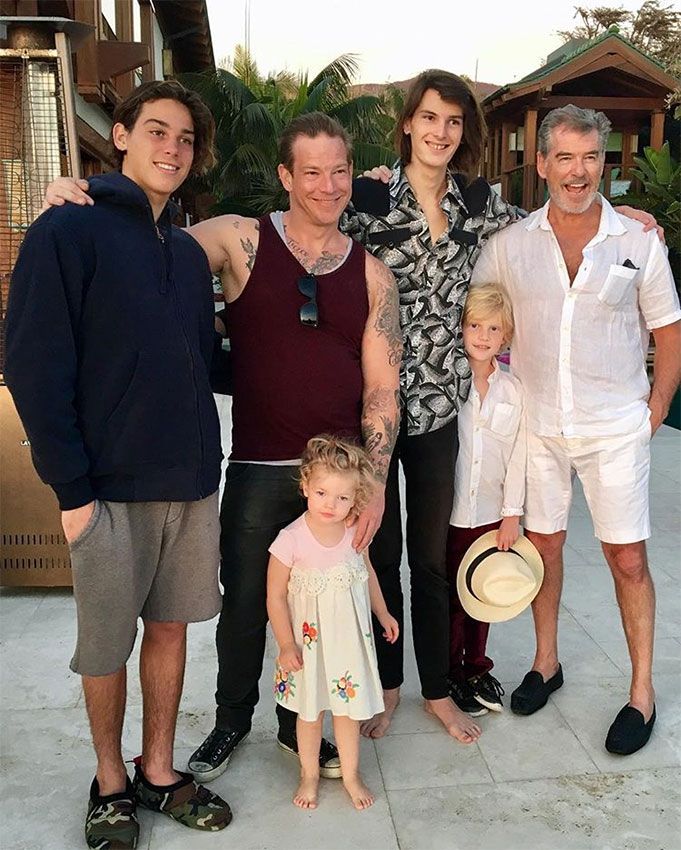 Pierce Brosnan con tres de sus hijos y una de sus nietas