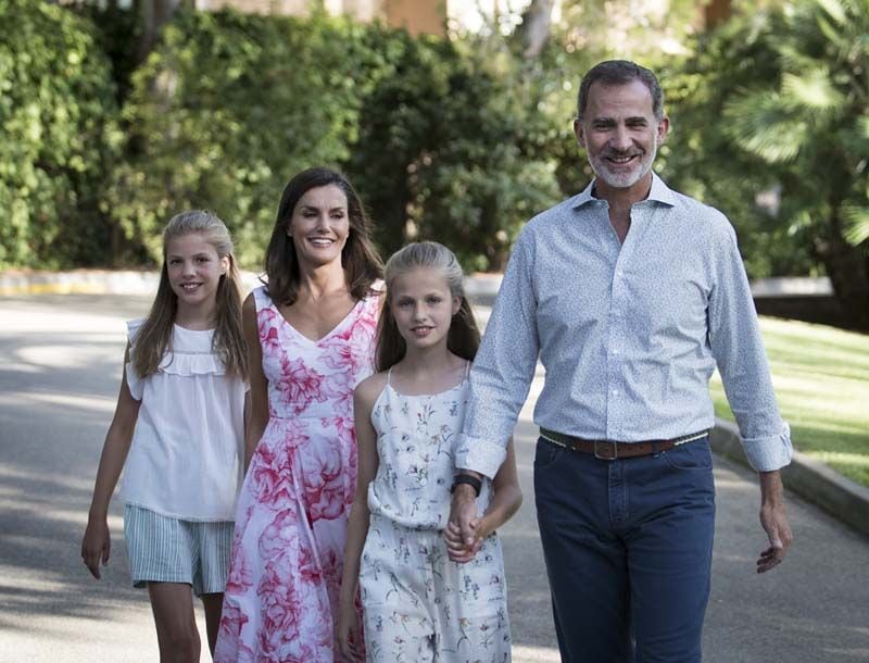 reina letizia familia espanola vacaciones verano caminata