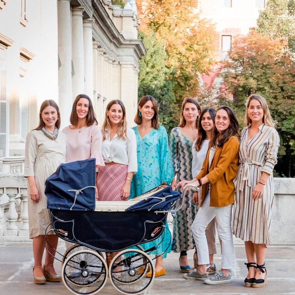 Cristina Serra y un grupo de amigas