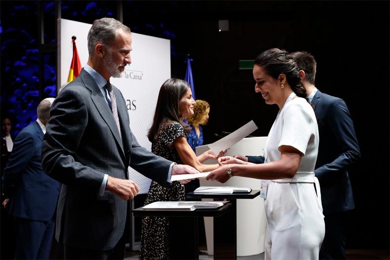 Los Reyes, entregando las becas de la Caixa