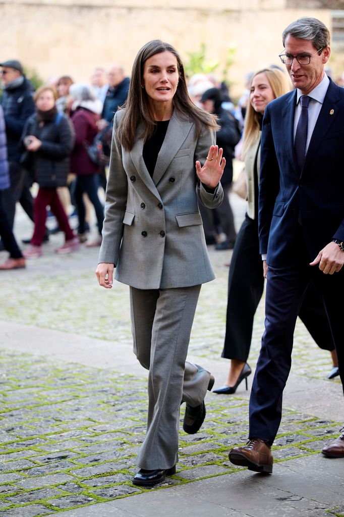 Desde su lesión en el tobillo, la reina Letizia ha apostado por calzado más cómodo pero no menos elegante