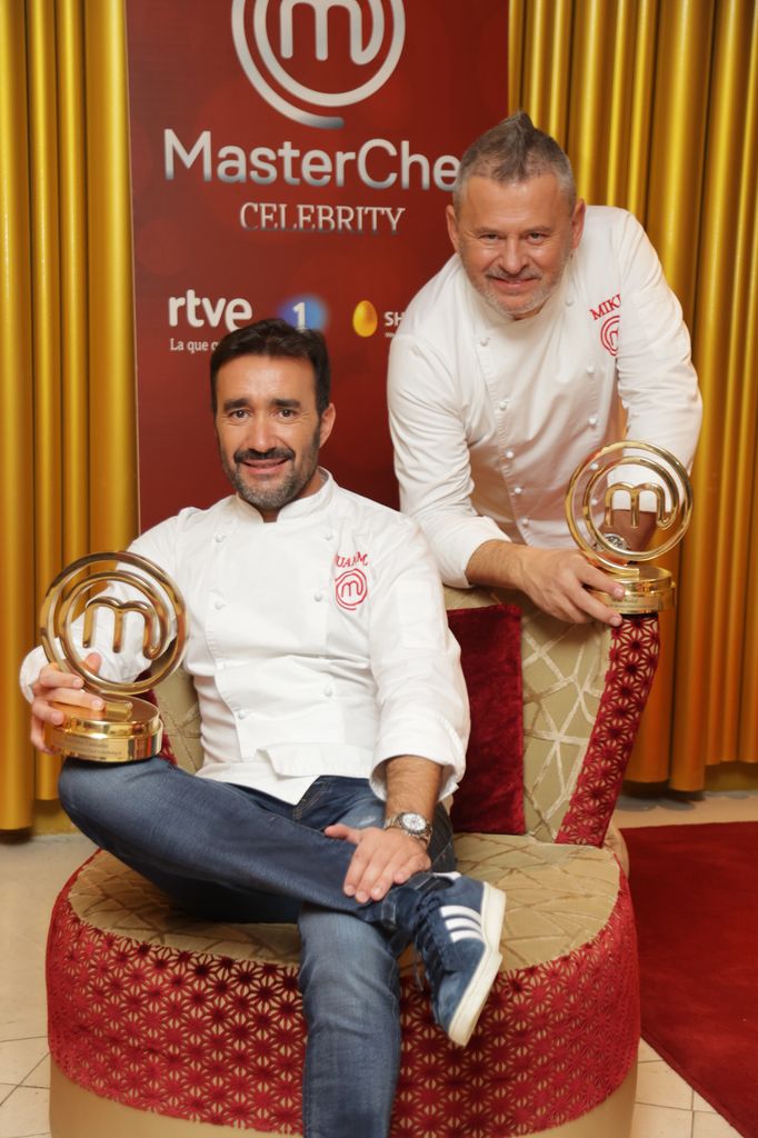 (Foto de ARCHIVO)
El periodista Juanma Castaño y el presentador Miki Nadal posan en photocall tras proclamarse ganadores MasterChef Celebrity 6, a 30 de noviembre de 2021, en Madrid (España).

José Ramón Hernando / Europa Press
PHOTOCALL;TELEVISIÃN;FAMOSOS;PROGRAMA
30/11/2021