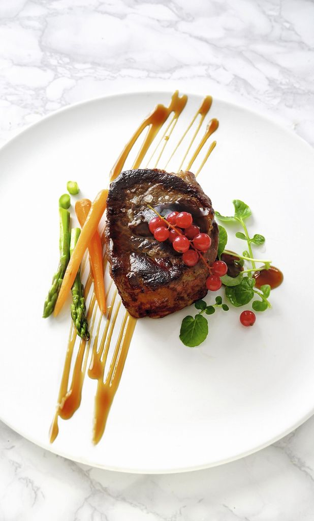 Filet mignon con salsa de vino y grosellas