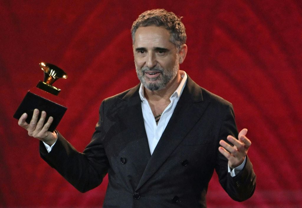 Jorge Drexler recibe un premio en la gala de los Grammy Latinos 2024 en Miami 