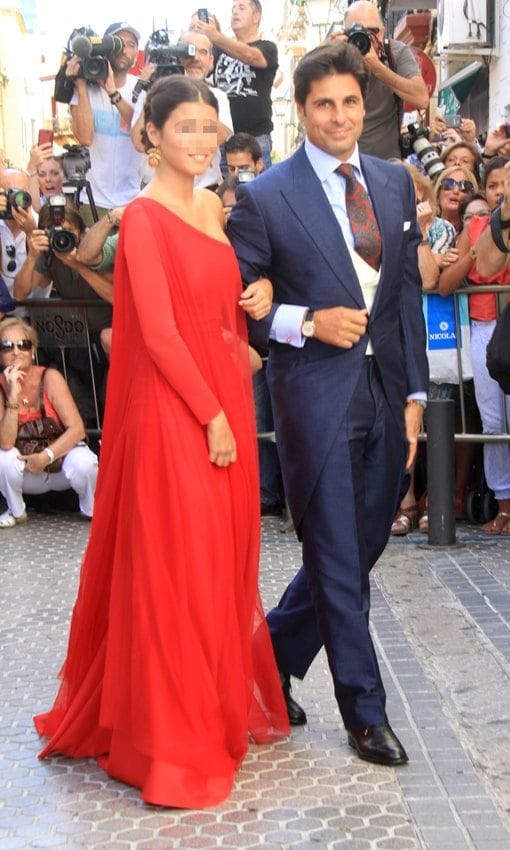 Francisco ha llegado a las 19:07 horas en un coche junto a su hija Cayetana, que ha vuelto a actuar de madrina y vestía un elegante diseño rojo de Roberto Diz, que combinó con unos bonitos pendientes con motivos vegetales y un gran broche en el pelo