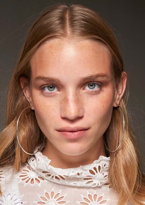 Modelo en el backstage del desfile de primavera-verano 2022 de Isabel Marant, con una melena rubia y sana