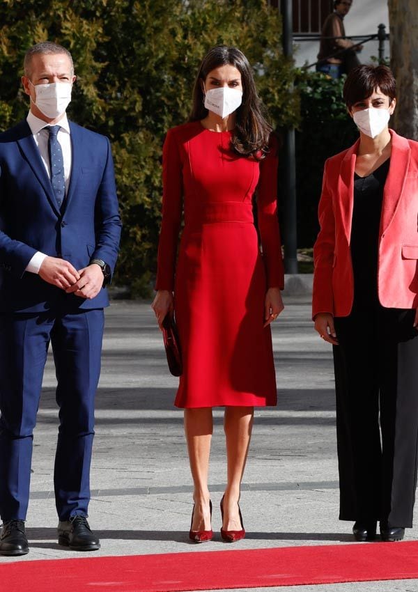 Doña Letizia con un vestido rojo