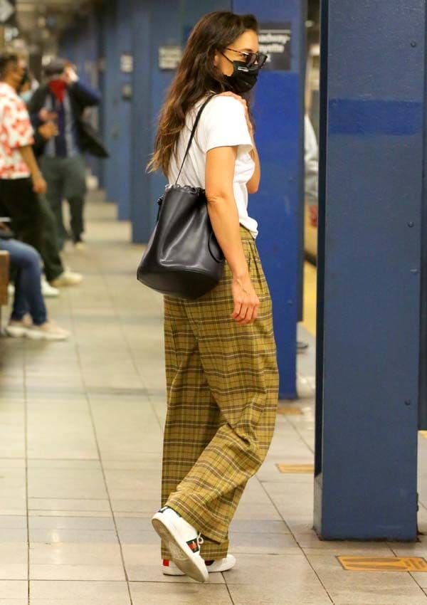 Katie Holmes con pantalones de cuadros