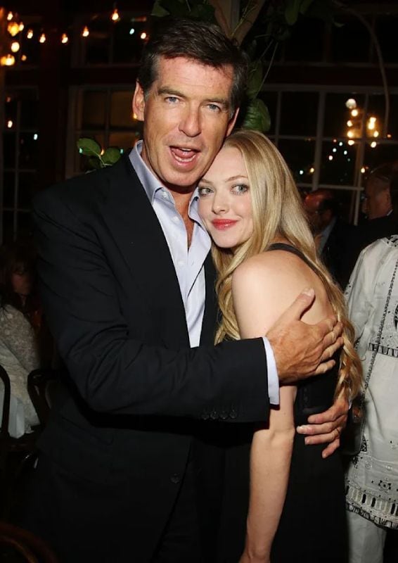 Pierce Brosnan junto a Amanda Seyfried con quien ha protagonizado 'Mamma mia!'