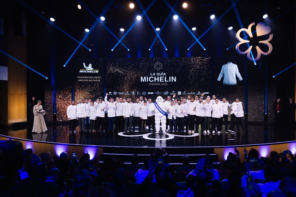 Foto de grupo de los cocineros cuyos restaurantes estrenan en 2025 su primera estrella