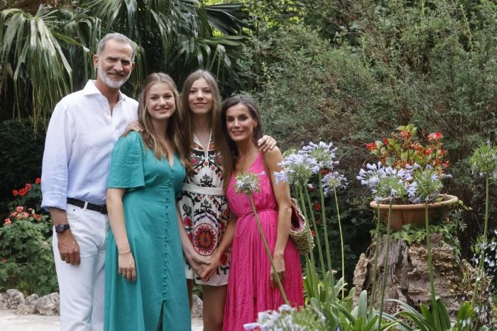 Los Reyes y sus hijas en los jardines de Alfàbia