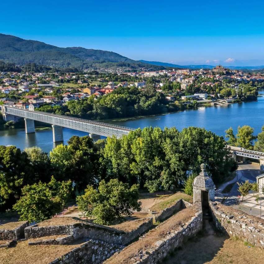 Tui visto desde Valença do Minho con el puente que cruza y une ambos países.