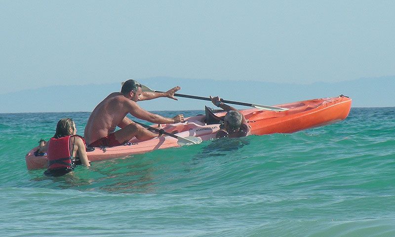 paz padilla y kike calleja tratando de llevar al kayak a alta mar 