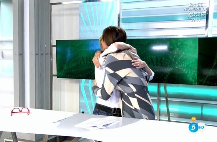 Ana Rosa Quintana abraza a Patricia Pardo