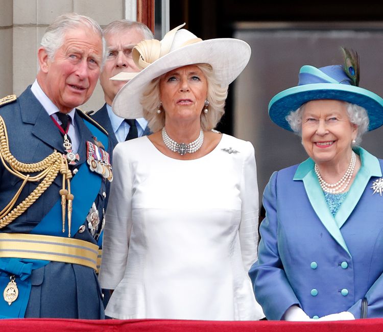 Carlos de Inglaterra con Camilla Parker Bowles y la reina Isabel
