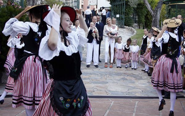 Los Príncipes y sus hijos fueron recibidos con bailes regionales
