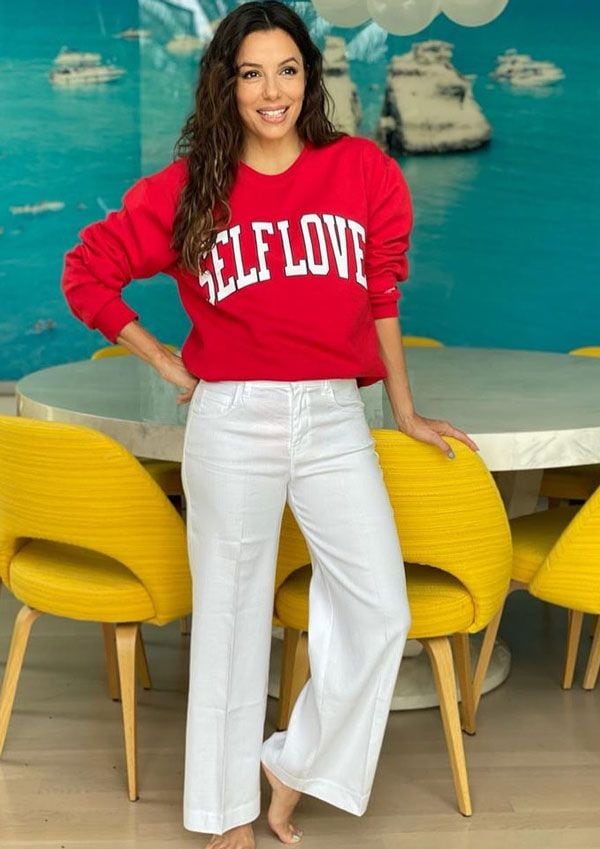 Eva Longoria con pantalón blanco y sudadera