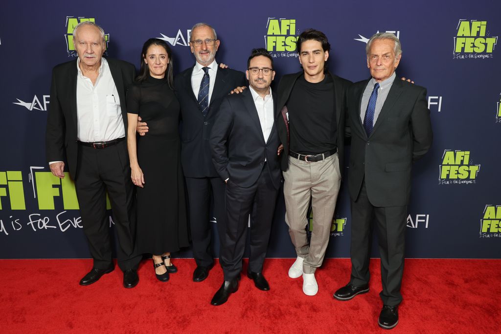 El director Juan Antonio Bayona junto a Eduardo Strauch en una premier.