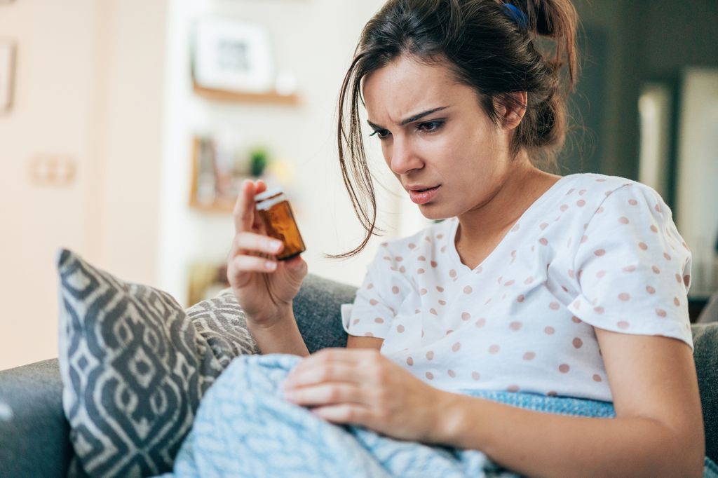 Mujer tomándose su medicación 