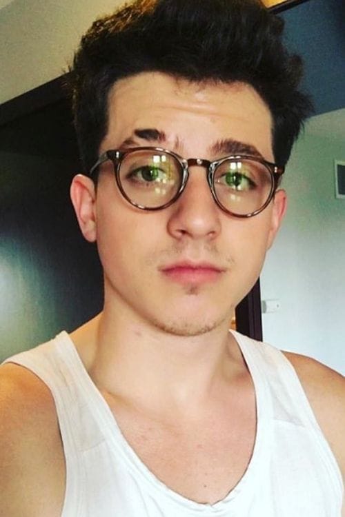 Charlie Puth y sus lentes graduadas