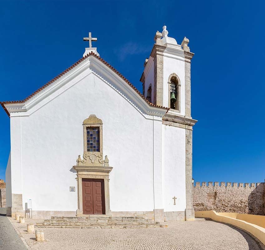 Típica iglesia portuguesa en el pueblo de Sines, Portugal