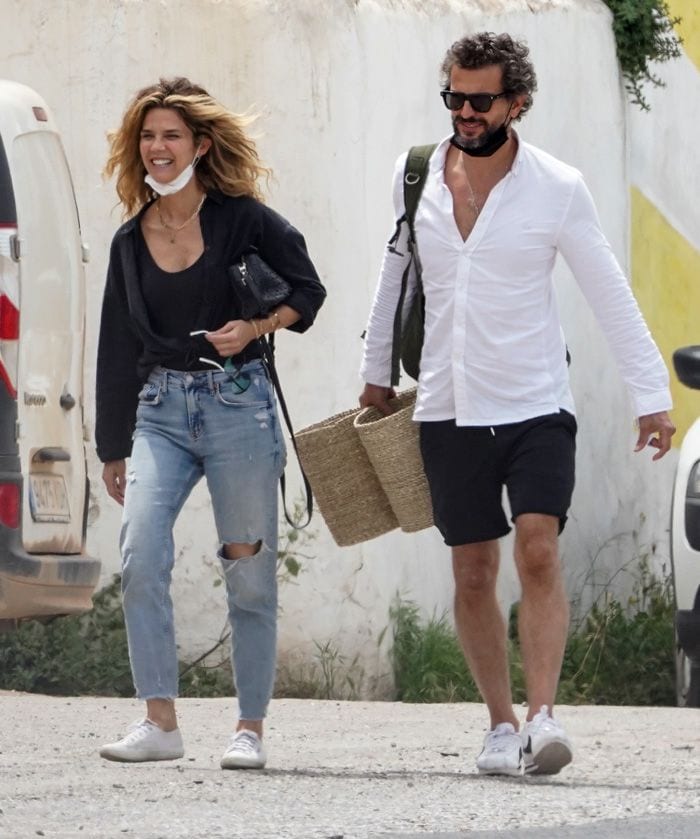 Juana Acosta con su novio, el financiero francés Charles Alazet, en Ibiza